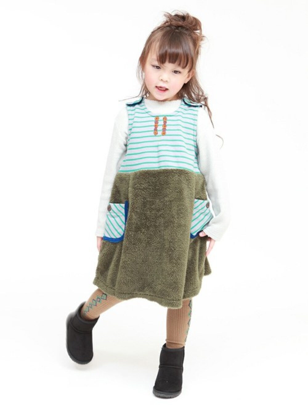 グレー系のジャンパースカート、グレー系のTシャツ/カットソー、ブラウン系のレギンス/スパッツを着用したキッズの冬コーディネートの1枚目の写真