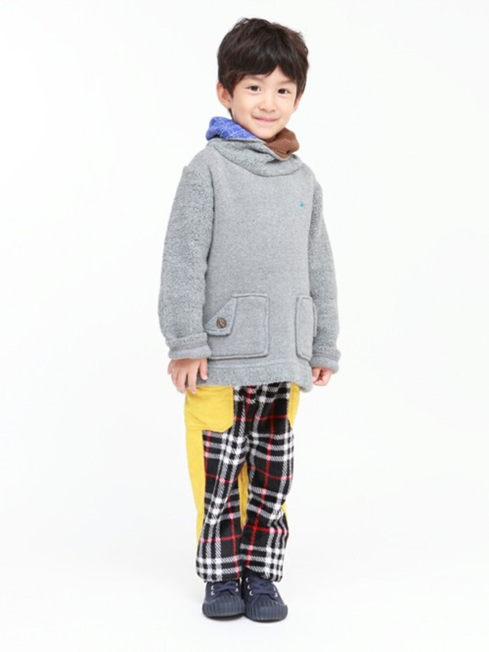 「チェック、プルオーバー、冬コーデ、裏起毛、パッチワーク、キッズコーデ、男の子、ラグマート、ragmart、おしゃれさんと繋がりたい」｜「RAGMARTの裏起毛プルオーバー（スウェット、グレー系）」を使った、RAGMARTさん（キッズ・107cm）の冬コーディネートの1枚目の写真