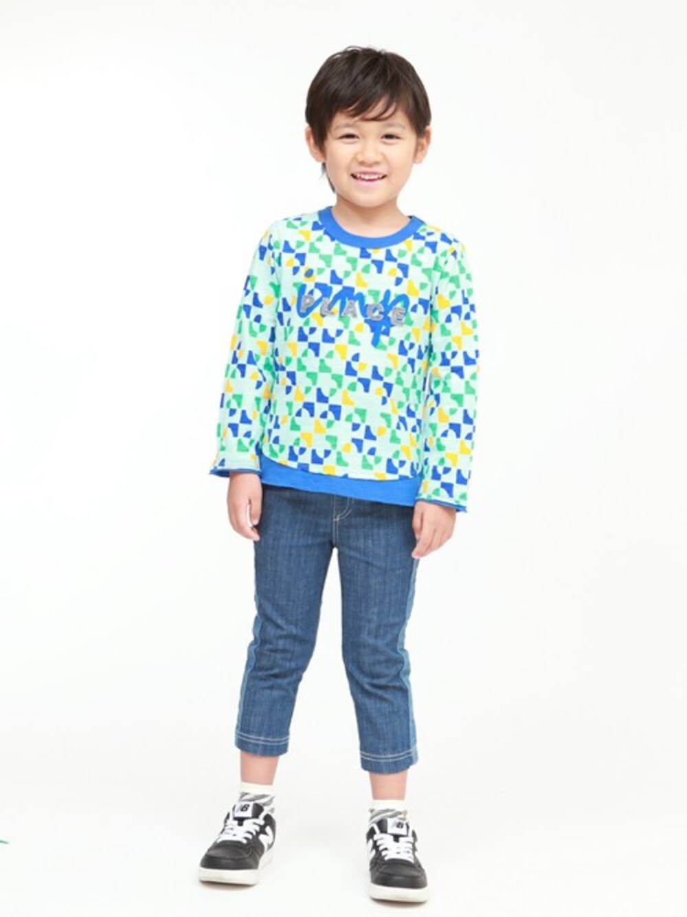 ブルー系のTシャツ/カットソー、ブルー系のその他パンツを着用したキッズの冬コーディネートの1枚目の写真