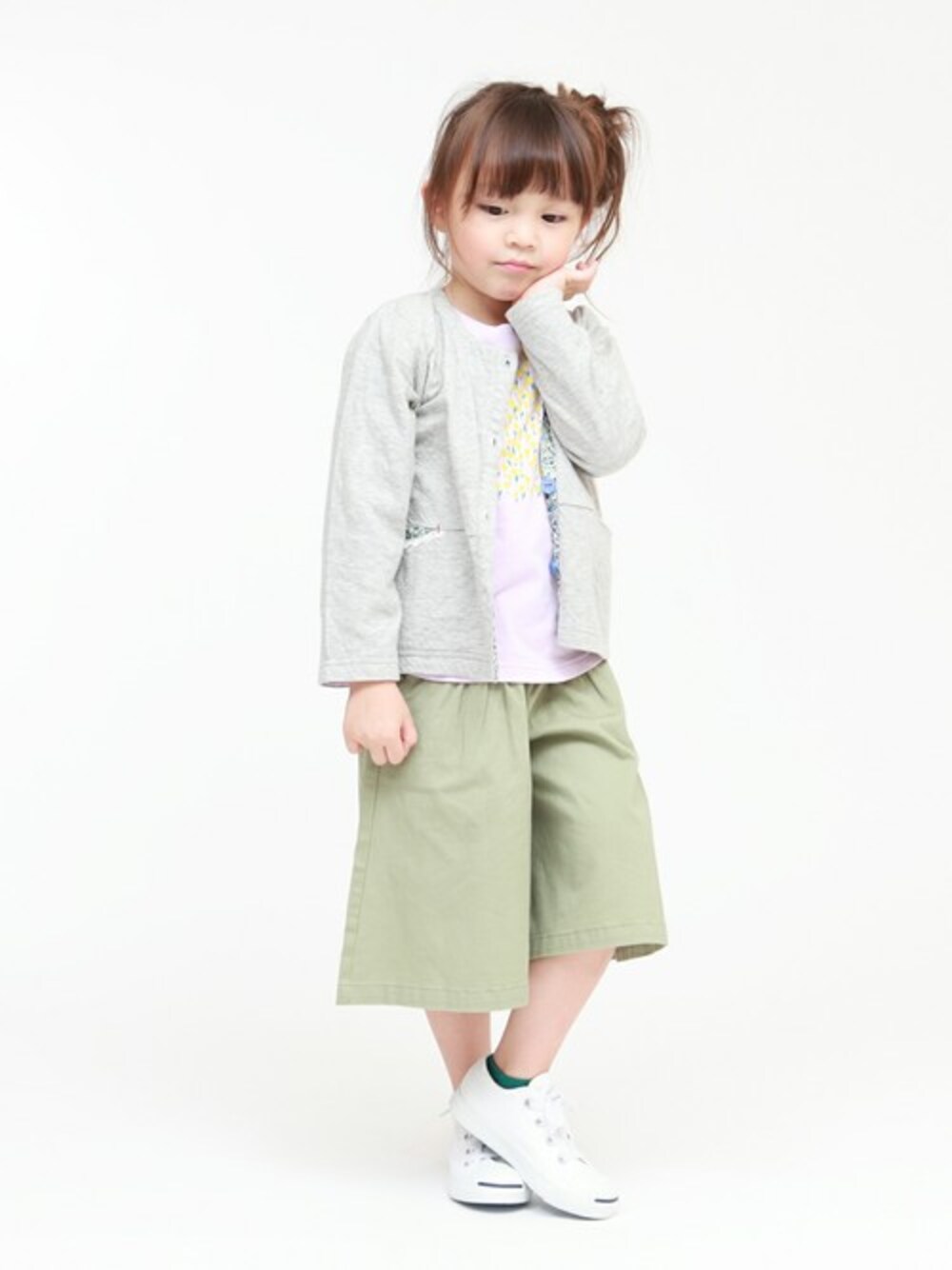 グレー系のカーディガン/ボレロ、ピンク系のTシャツ/カットソーを着用したキッズの春コーディネートの1枚目の写真