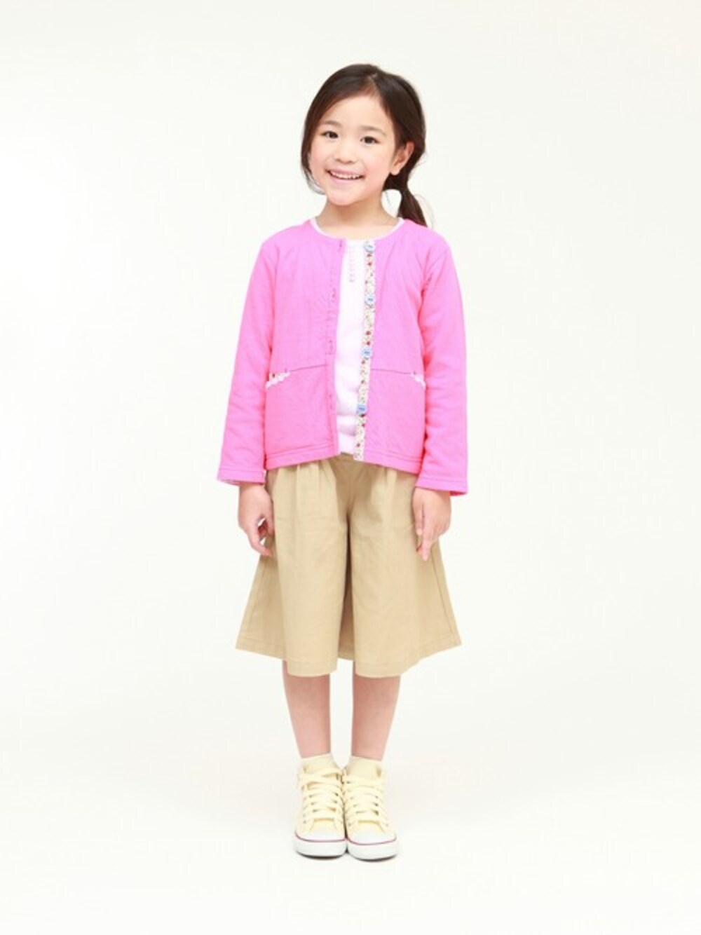 ピンク系のカーディガン/ボレロ、ピンク系のTシャツ/カットソーを着用したキッズの春コーディネートの1枚目の写真