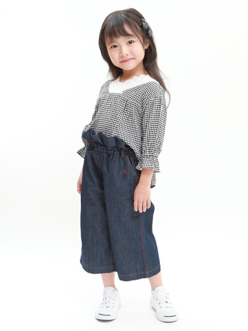 ブラック系のシャツ/ブラウス、ブルー系のその他パンツを着用したキッズの春コーディネートの1枚目の写真