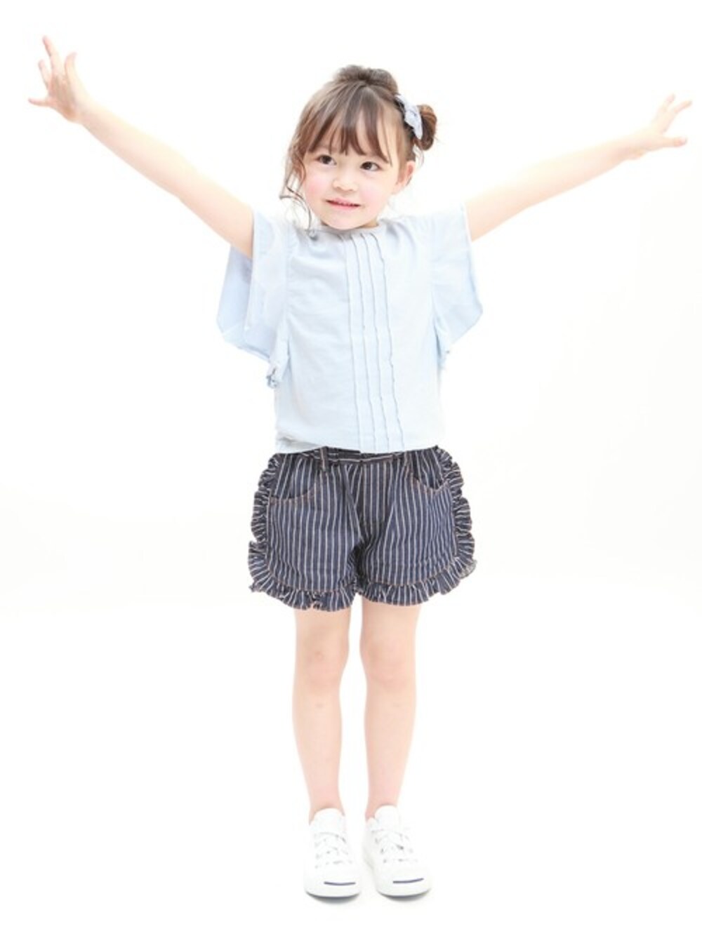 「ショートパンツ、Tシャツ、子供服、キッズコーデ、おでかけ、女の子、フレアスリーブ、ラグマート、キッズファッション、ragmart」｜「RAGMARTのチュールスリーブTシャツ（Tシャツ/カットソー、ブルー系）」を使った、RAGMARTさん（キッズ・107cm）の春コーディネートの1枚目の写真