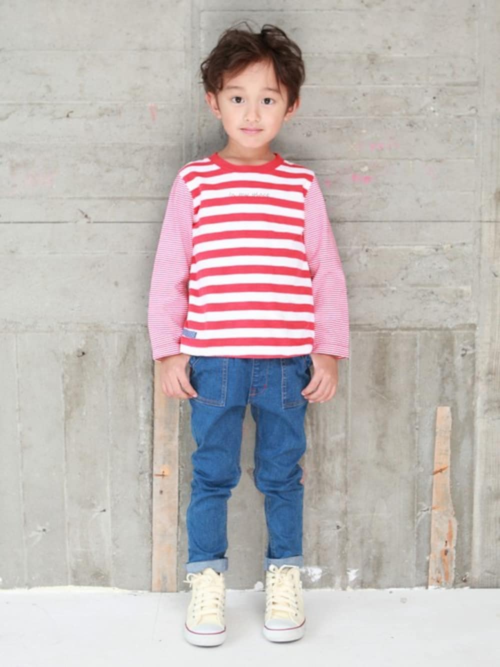 レッド系のTシャツ/カットソー、ブルー系のデニムパンツを着用したキッズの冬コーディネートの1枚目の写真
