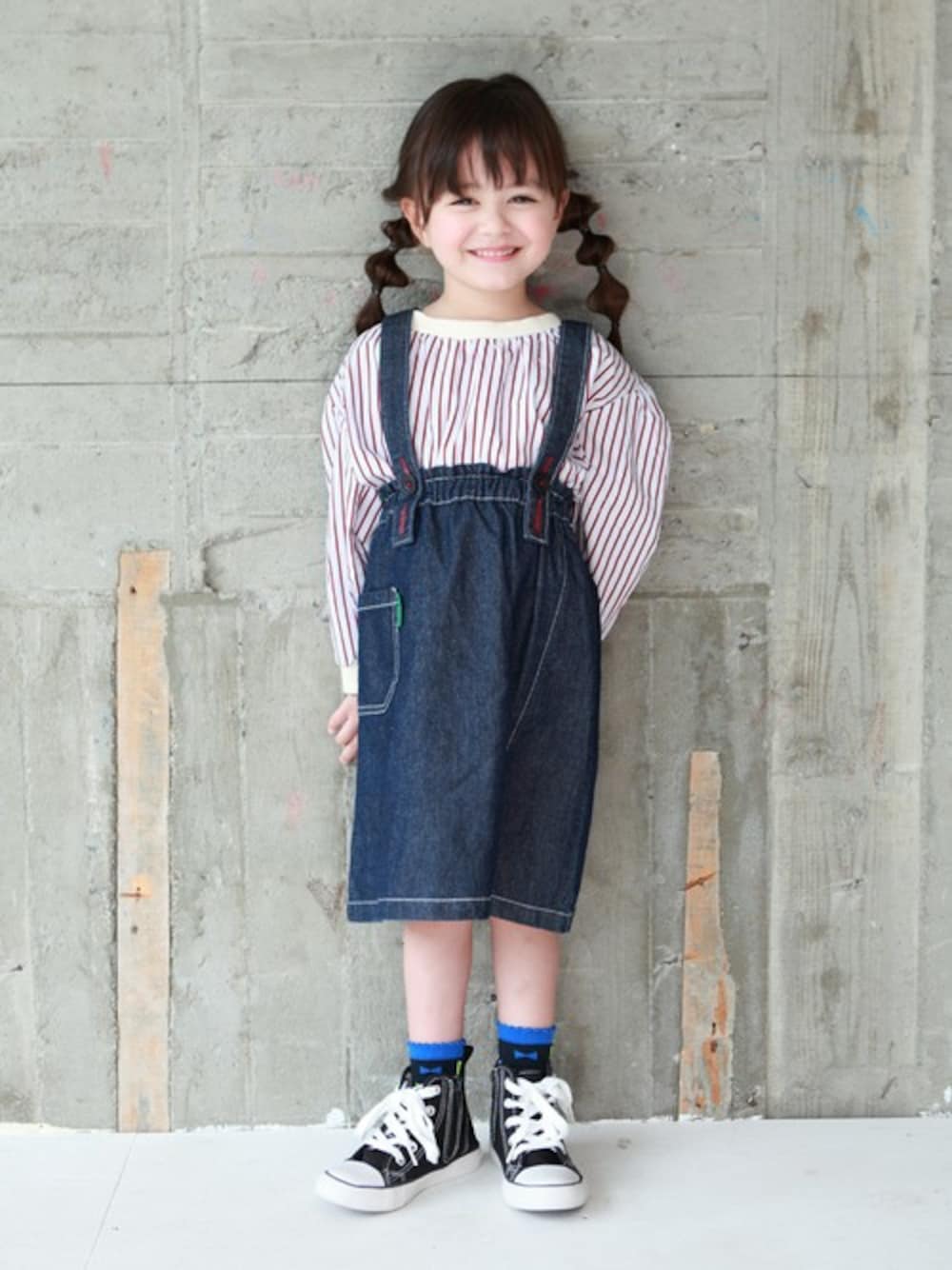 ブルー系のその他トップスを着用したキッズの冬コーディネートの1枚目の写真