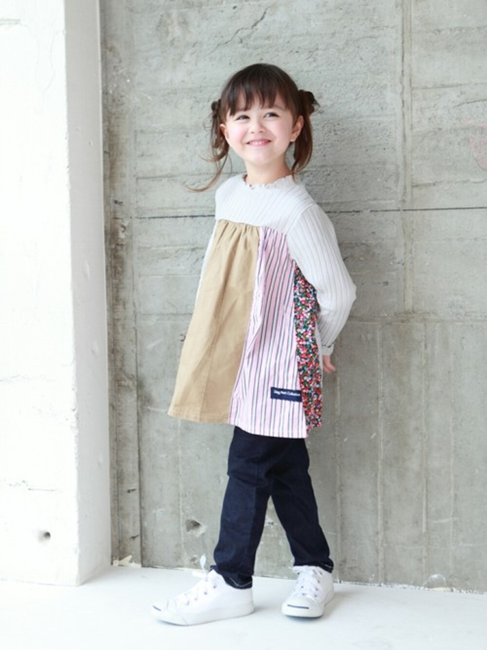 「花柄、パッチワーク、チュニック、子供服、キッズコーデ、春コーデ、ラグマート、ふんわりシルエット、キッズファッション、ragmart」｜「RAGMARTのパッチワークチュニックTシャツ（Tシャツ/カットソー、グレー系）」を使った、RAGMARTさん（キッズ・106cm）の冬コーディネートの1枚目の写真