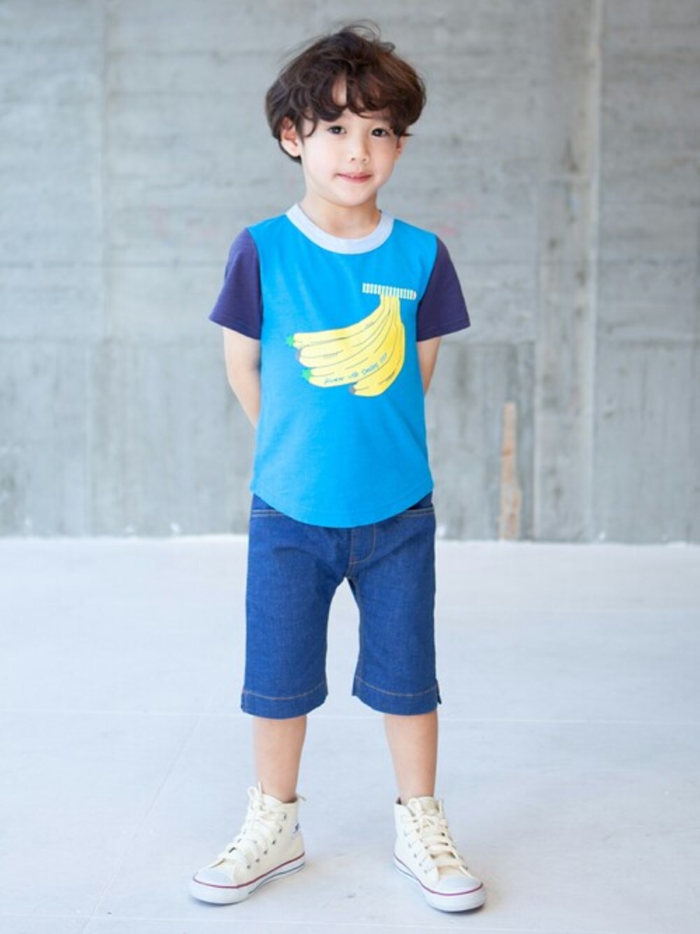 ブルー系のTシャツ/カットソーを着用したキッズの夏コーディネートの1枚目の写真