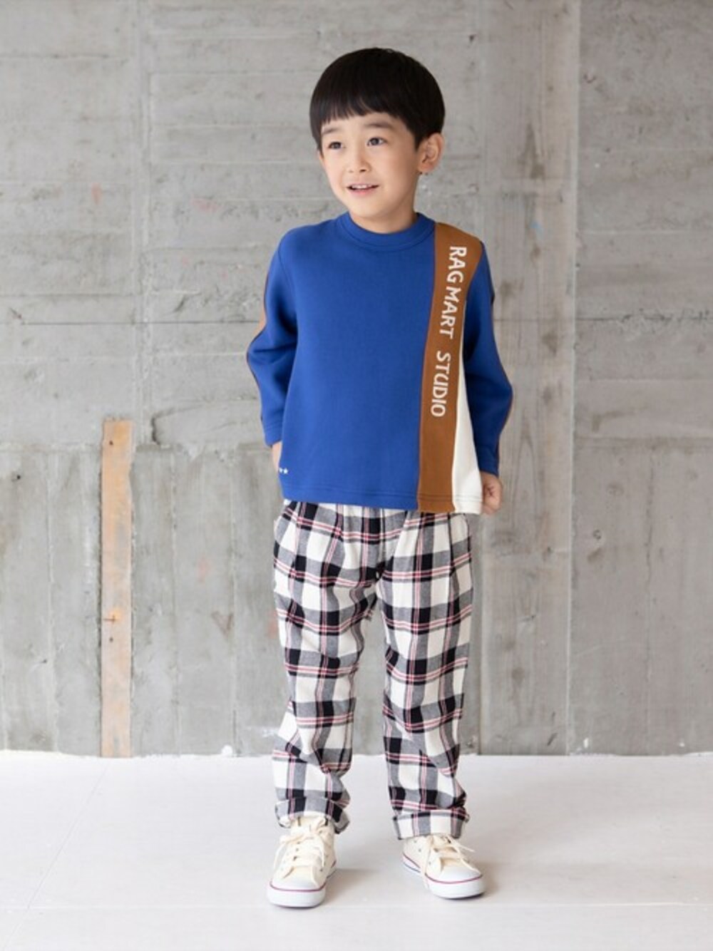 「パンツ、チェック柄、キッズコーデ、ラグマート、キッズファッション、ragmart」｜「RAGMARTのチェックロングパンツ（その他パンツ、ホワイト系）」を使った、RAGMARTさん（キッズ・109cm）の秋コーディネートの1枚目の写真