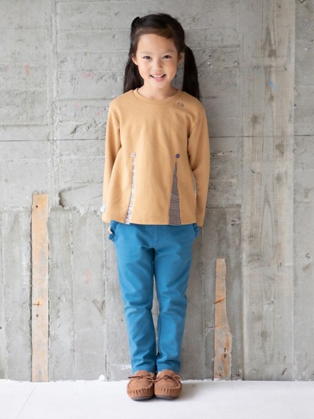 「スウェット、花柄、トレーナー、チェック柄、キッズコーデ、女の子コーデ、ラグマート、キッズファッション、ragmart」｜「RAGMARTのトレーナー（スウェット、イエロー系）」を使った、RAGMARTさん（キッズ・110cm）の秋コーディネートの1枚目の写真