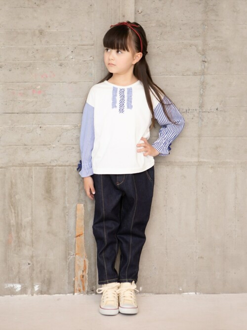 ホワイト系のTシャツ/カットソーを着用したキッズの春コーディネートの1枚目の写真