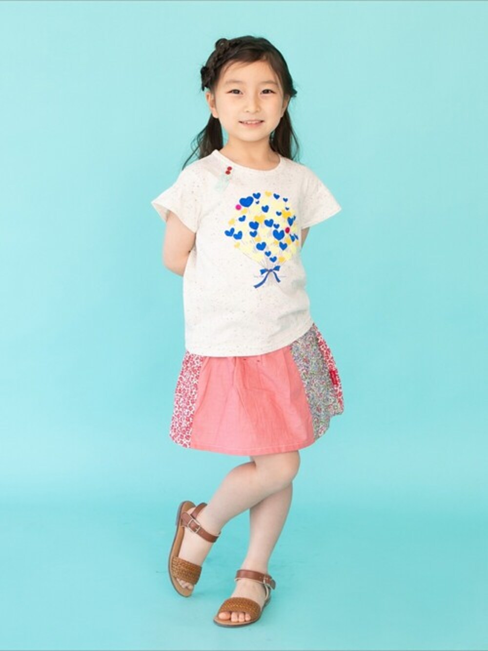 ホワイト系のTシャツ/カットソーを着用したキッズの春コーディネートの1枚目の写真