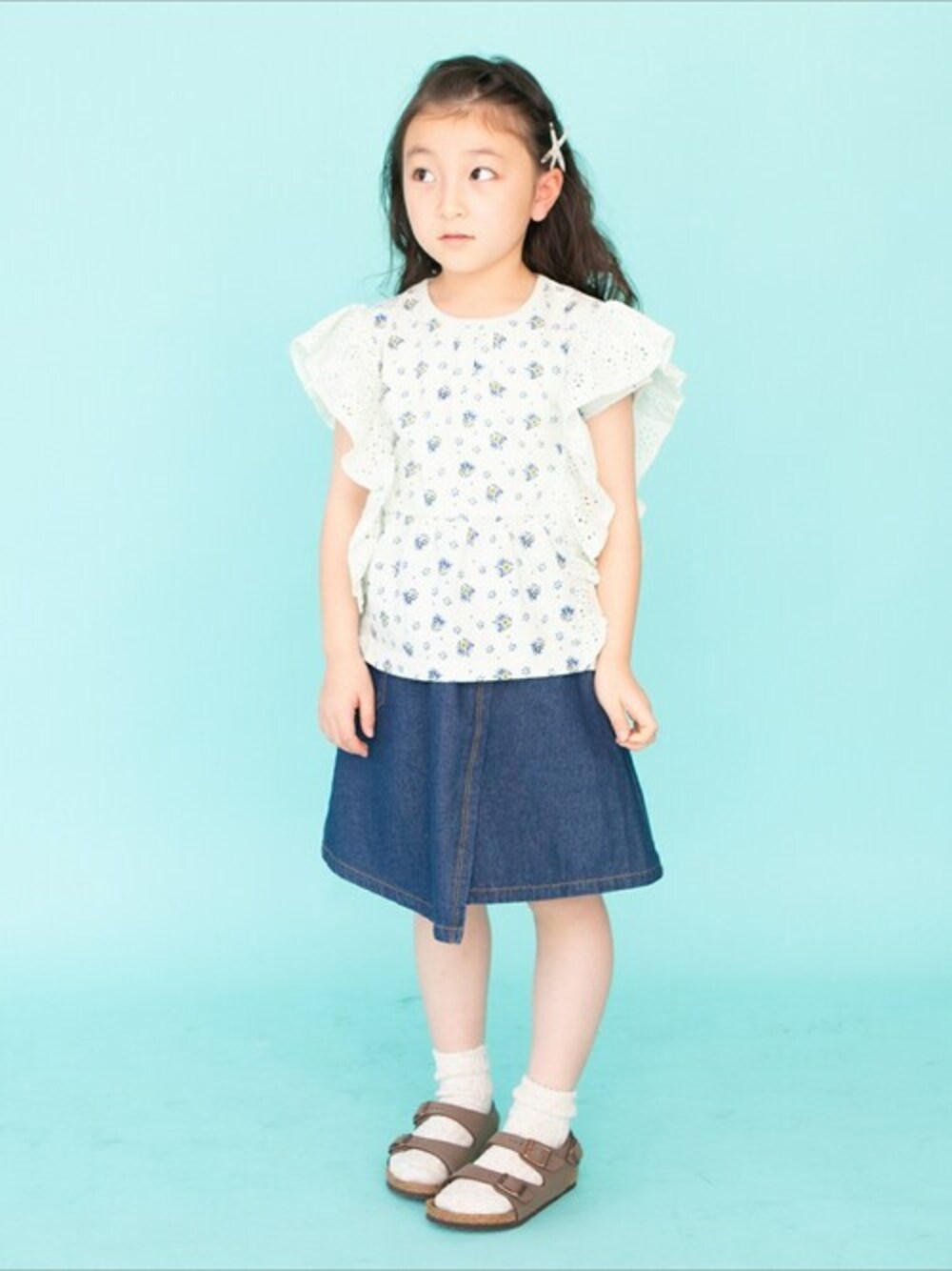 ホワイト系のTシャツ/カットソーを着用したキッズの春コーディネートの1枚目の写真