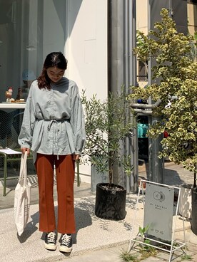 「アイテム（チノパンツ、オレンジ系）」を使った、Janさん（レディース・162cm）の春コーディネート