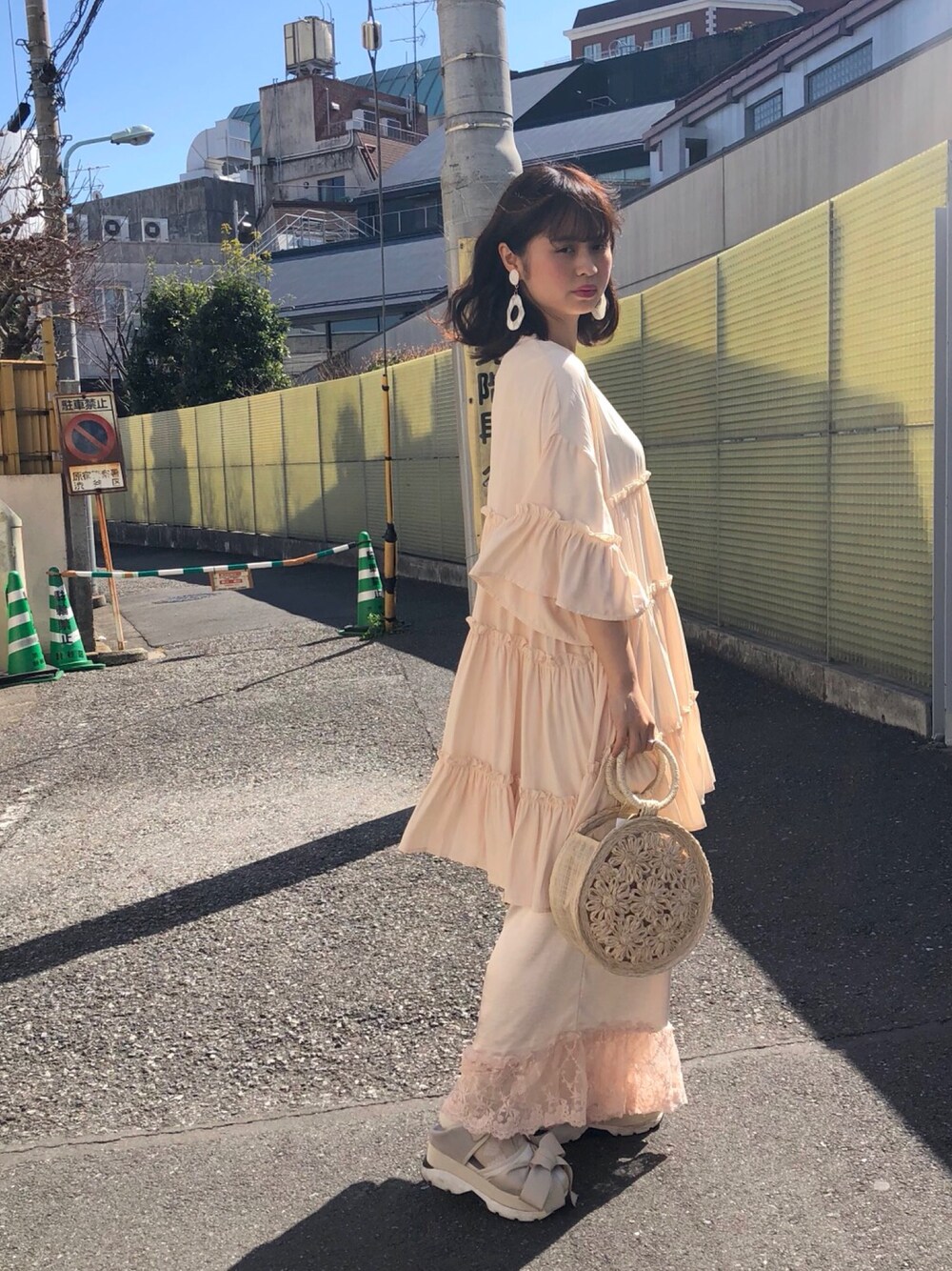 ホワイト系のワンピース、ホワイト系のその他パンツ、ホワイト系のスニーカーを着用したレディースの春コーディネートの1枚目の写真