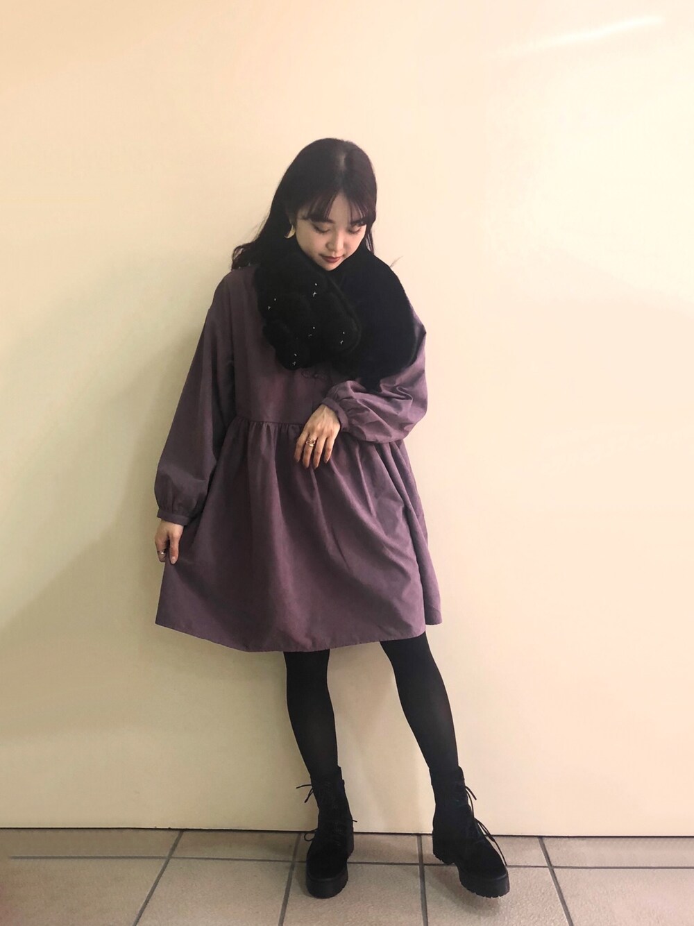 「秋のコーデ、冬コーデ、ワンピース、ブーツ、チャイナ、merry jenny、メリージェニー、パープル、マフラー」｜「merry jennyの【旧品番】もこもこｍｉｆｆｙティペット（マフラー、ブラック系）」を使った、merry jenny 原宿店さん（レディース・153cm）の秋コーディネートの1枚目の写真