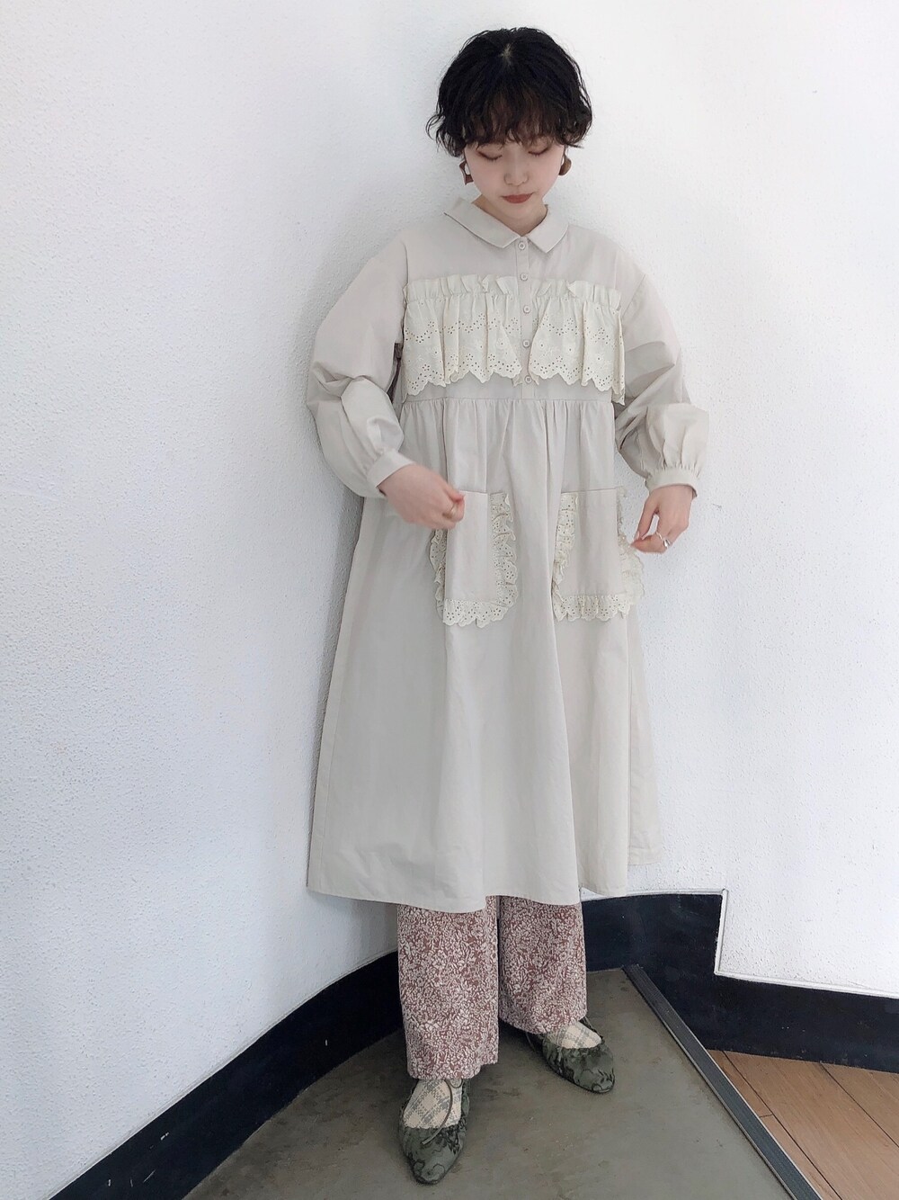 ベージュ系のワンピース、ブラウン系のその他パンツ、グリーン系のその他シューズを着用したレディースの春コーディネートの1枚目の写真