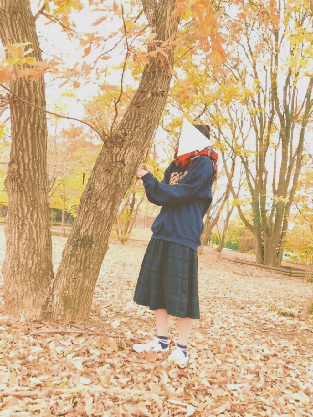 「おしゃれさんと繋がりたい、チェックスカート、スニーカー、ラクチンコーデ」｜「earth music&ecologyのアイテム（スカート、グリーン系）」を使った、まるさん（レディース・160cm）の冬コーディネートの1枚目の写真