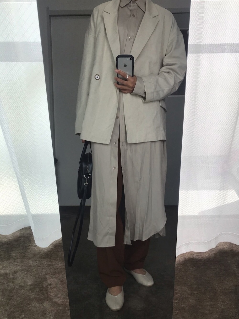 ベージュ系のワンピース、ブラウン系のその他パンツ、ホワイト系のその他アウターを着用したレディースの春コーディネートの1枚目の写真