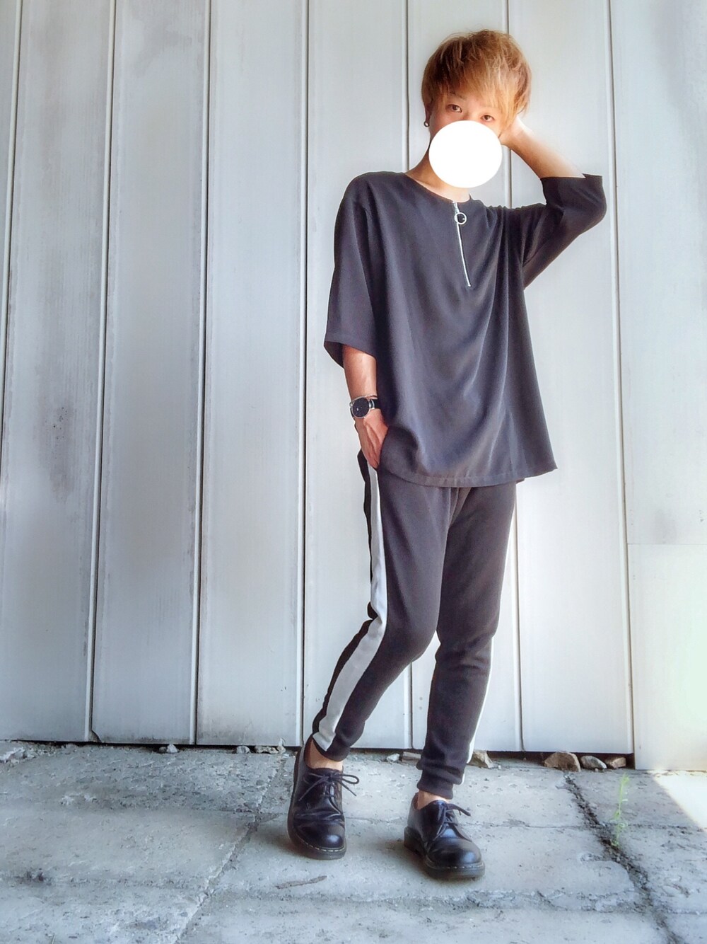 ブラック系のシャツ/ブラウス、ブラック系のスウェットパンツ、ブラック系のドレスシューズを着用したメンズの夏コーディネートの1枚目の写真