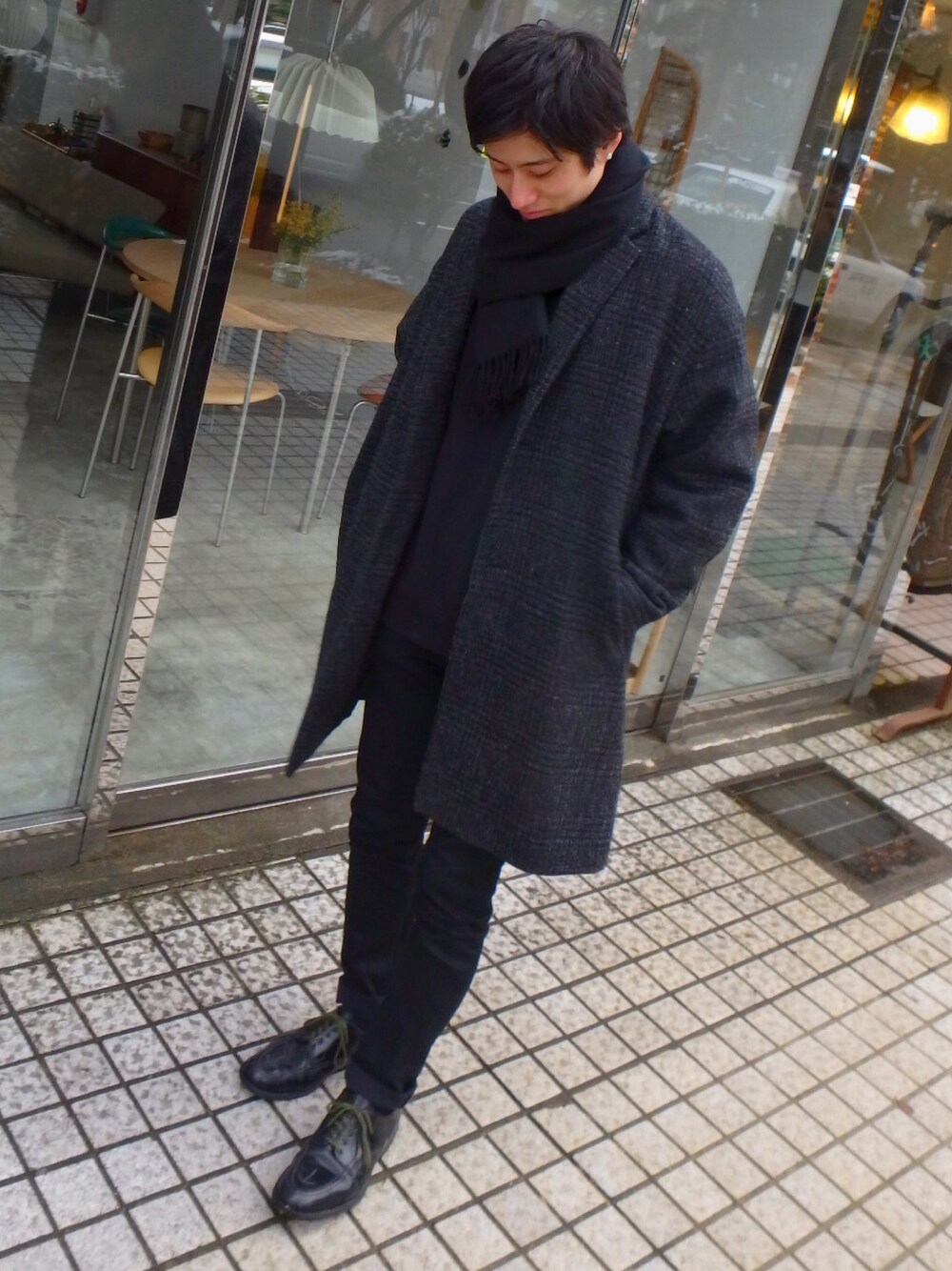 「ワントーンコーデ、黒コーデ、チェスターコート、APC、ブラックコーデ、グレンチェック、マフラー、レイヤードstyle、デニムパンツ、シンプルコーデ」｜「N.HOOLYWOODのアイテム（チェスターコート、グレー系）」を使った、たくやさん（メンズ・173cm）の冬コーディネートの1枚目の写真