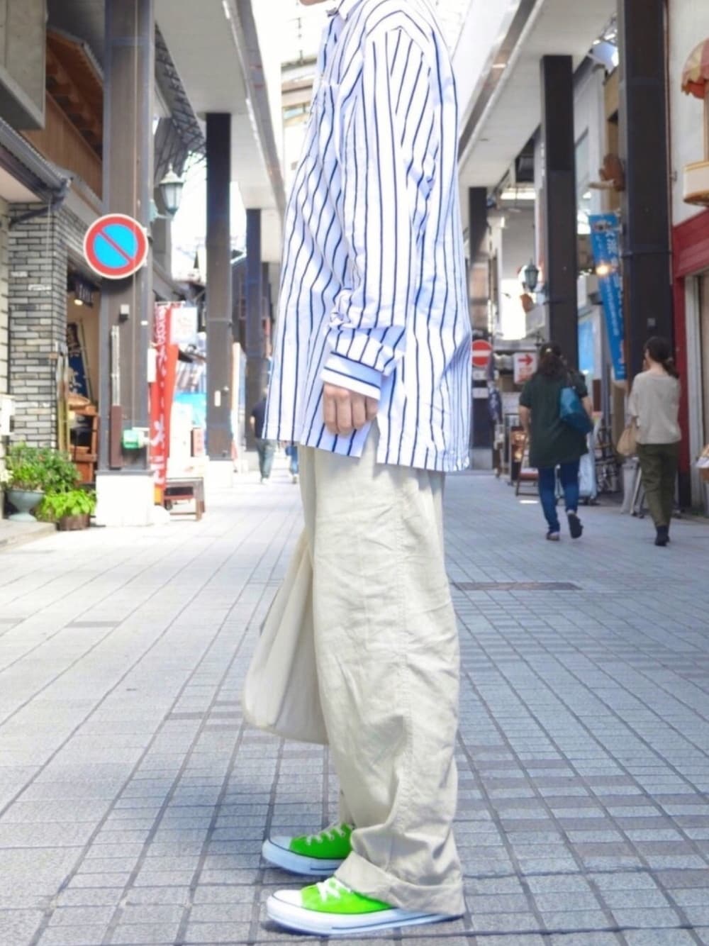 「大人トレンドカジュアル、シンプル、秋のコーデ、スニーカー、ポロシャツ、ワイドパンツ、古着、差し色、オトナカジュアル、ベージュ」｜「AURALEEの＜AURALEE × CONVERSE × BY＞ ALLSTAR HI/スニーカー.（スニーカー、グリーン系）」を使った、たさん（メンズ・180cm）の秋コーディネートの1枚目の写真
