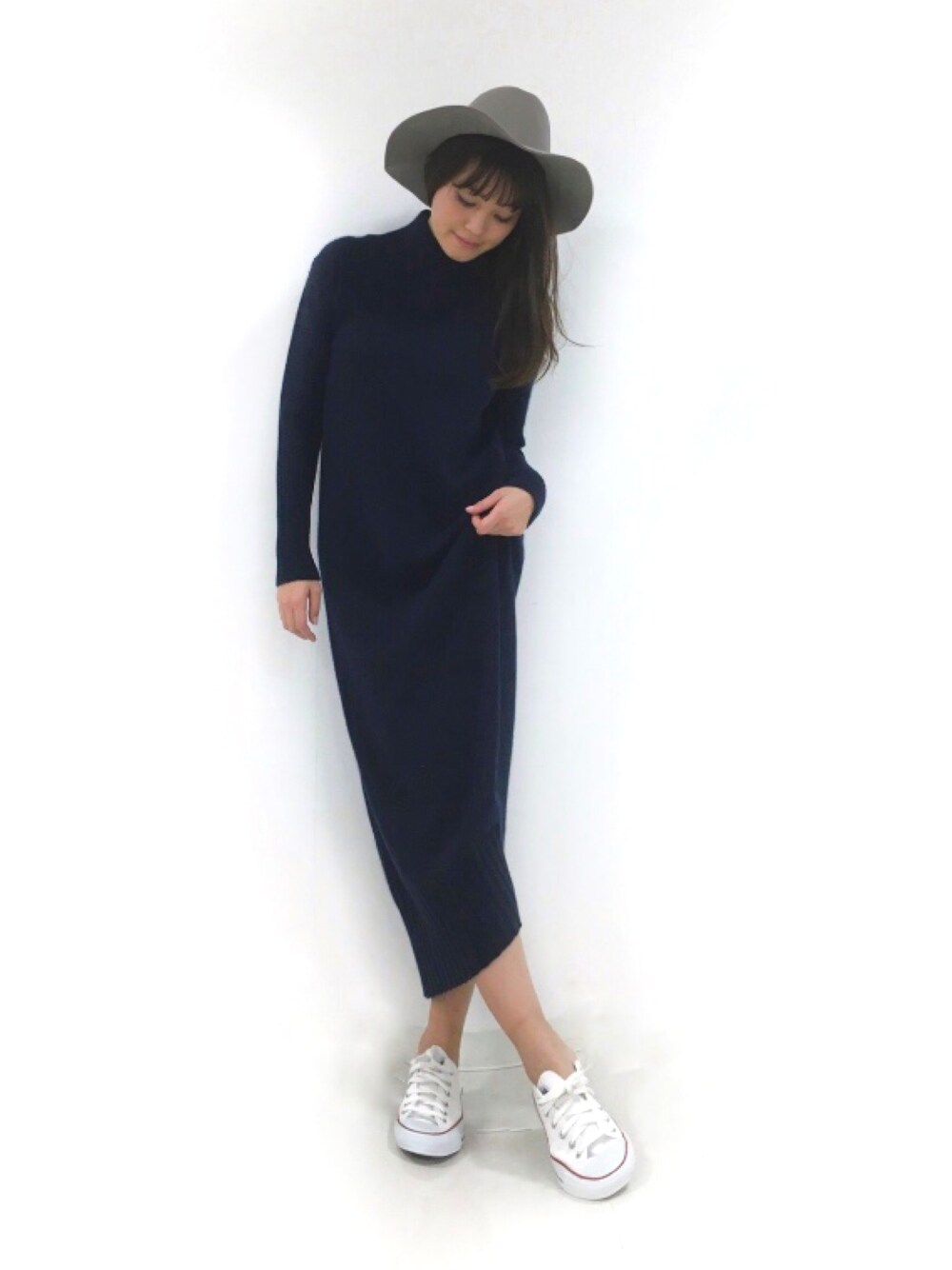 「ゆるコーデ、スニーカーコーデ、オトナカジュアル、winter、ootd、ニット、ニットワンピース、ネイビー、コンバース、ドロシーズ(DRWCYS)」｜「DRWCYSのキャッシュアンゴラニットマキシワンピース（ワンピース、ブルー系）」を使った、はらだゆかさん（レディース・160cm）の冬コーディネートの1枚目の写真