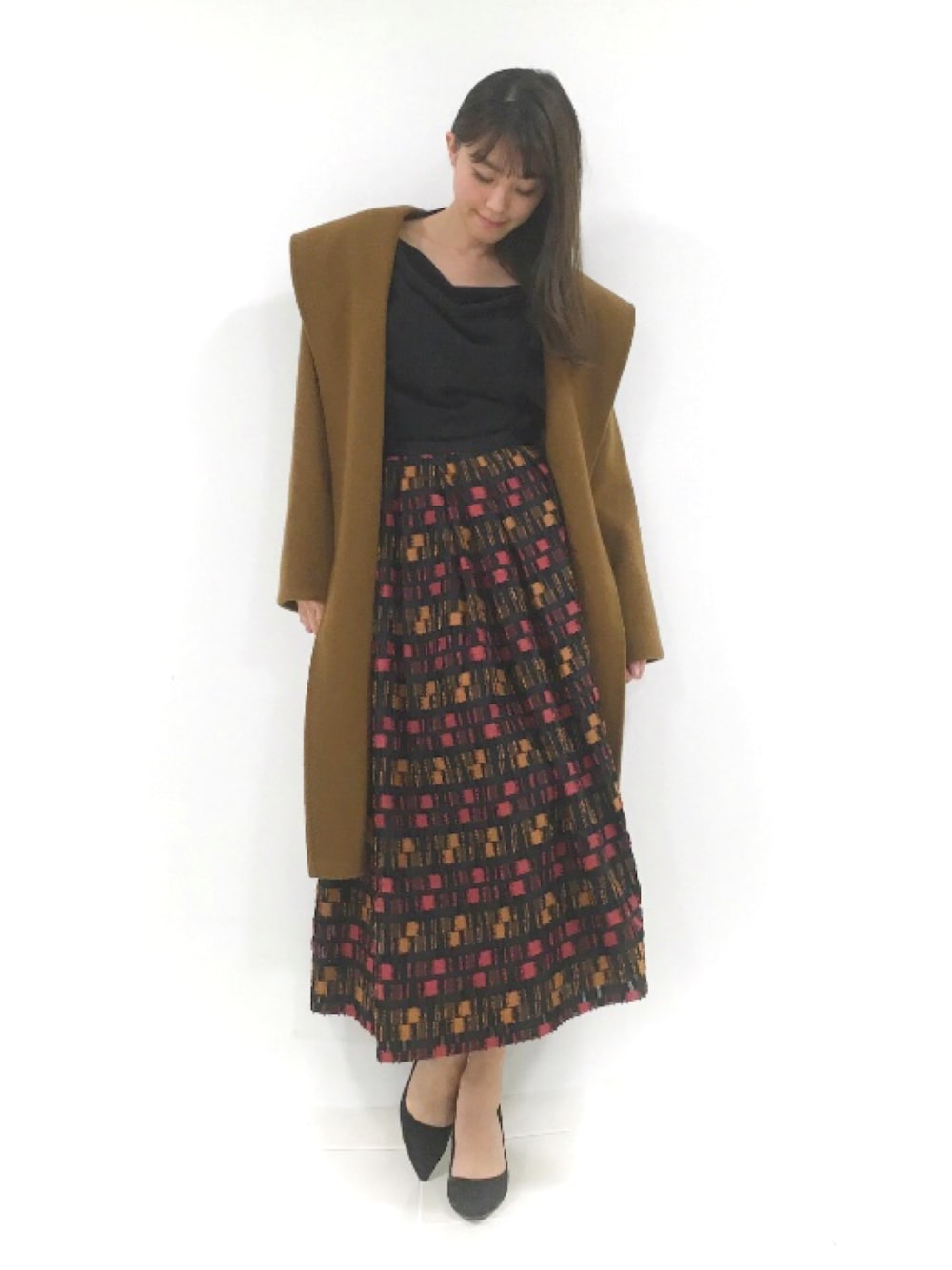 「きれいめカジュアル、ootd、ニット、ジャガード、スカート、ミディ丈スカート、カシミヤ、フーディー、コート、ドロシーズ(DRWCYS)」｜「DRWCYSのジャガードミディスカート（スカート、レッド系）」を使った、はらだゆかさん（レディース・160cm）の冬コーディネートの1枚目の写真
