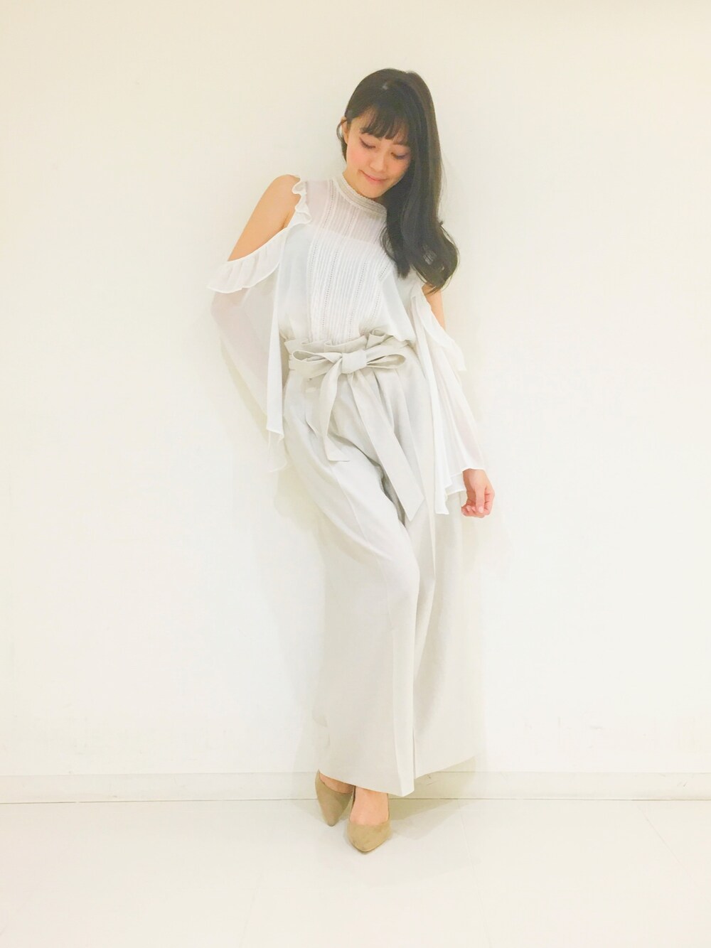 「パンツスタイル、春コーデ、シフォン、ブラウス、ワイドパンツ、ホワイト、ホワイトコーデ、冬、ドロシーズ(DRWCYS)」｜「DRWCYSのウエストタックリボンパンツ（その他パンツ、ホワイト系）」を使った、はらだゆかさん（レディース・160cm）の冬コーディネートの1枚目の写真