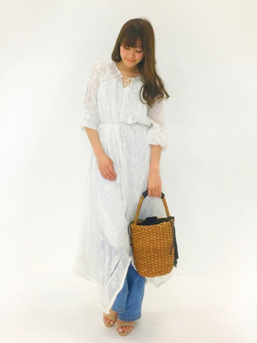 「シンプルコーデ、レイヤードスタイル、ワンピース、白、デニム、スモック、白ワンピース」｜「DRWCYSの刺繍スモッキングワンピース（ワンピース、ホワイト系）」を使った、はらだゆかさん（レディース・160cm）の春コーディネートの1枚目の写真