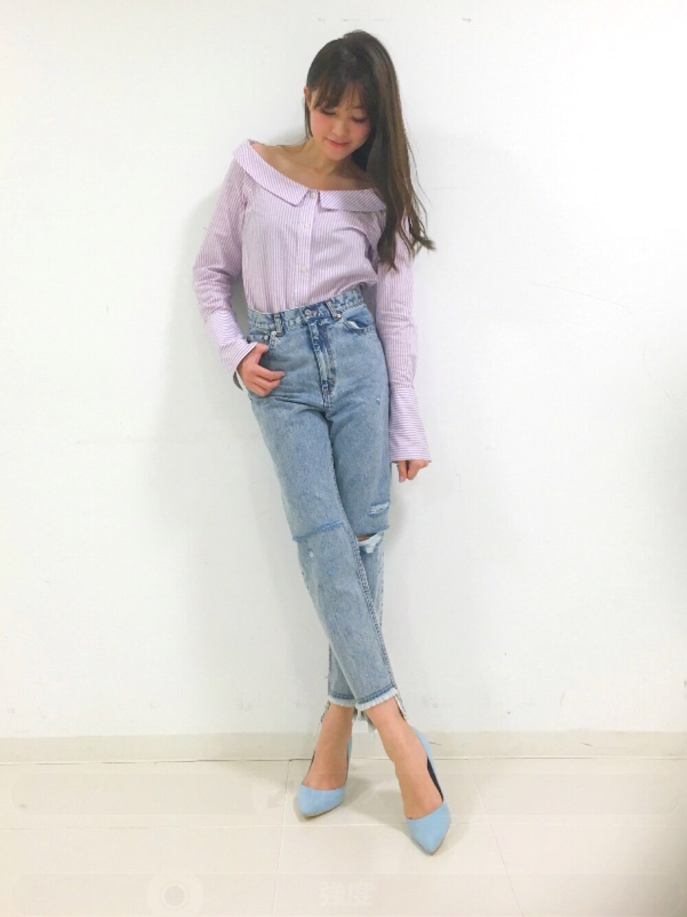 「シンプルコーデ、大人コーデ、デニムパンツ、ブラウス、オフショルダー、クラッシュデニム、パンプス、denim、ドロシーズ(DRWCYS)」｜「DRWCYSのストライプオフショルシャツ（シャツ/ブラウス、パープル系）」を使った、はらだゆかさん（レディース・160cm）の春コーディネートの1枚目の写真