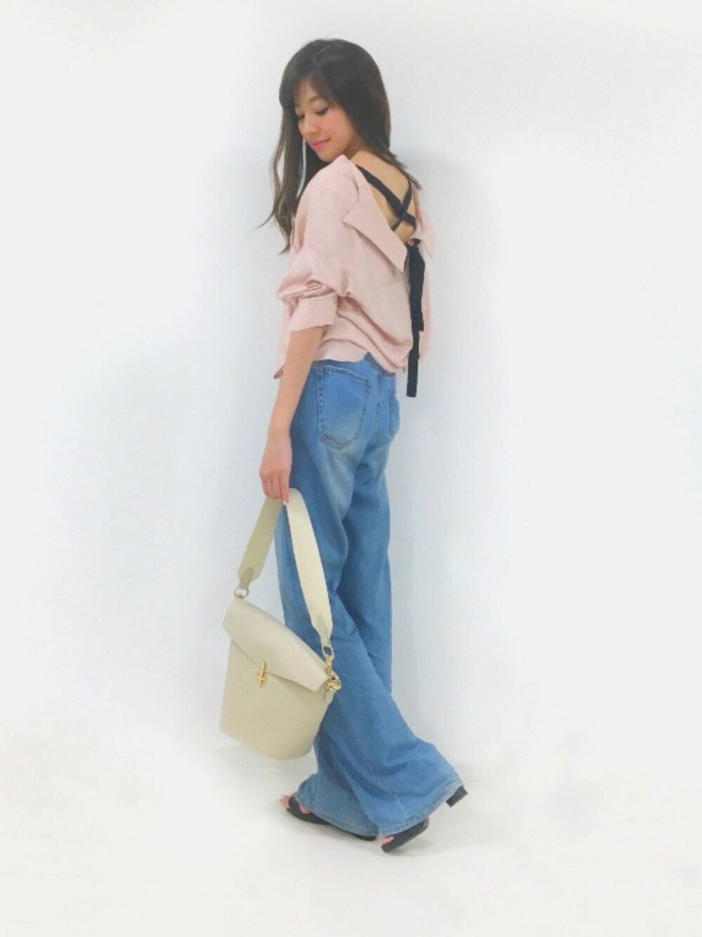 「はるコーデ、大人カジュアル、シンプル、春、outfit、denim、ピンク、シャツ、ドロシーズ(DRWCYS)、バックシャン」｜「DRWCYSのバックリボンボタンレスシャツ（シャツ/ブラウス、ピンク系）」を使った、はらだゆかさん（レディース・160cm）の春コーディネートの1枚目の写真