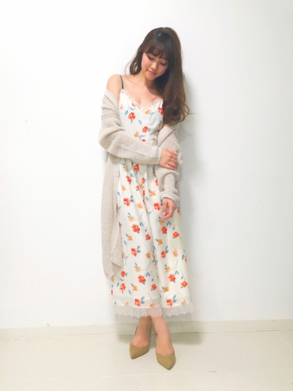 「春コーデ、大人カジュアル、パンプス、花柄、レース、カーディガン、ドロシーズ(DRWCYS)」｜「DRWCYSの花柄レーストリムキャミ（キャミソール、ホワイト系）」を使った、はらだゆかさん（レディース・160cm）の春コーディネートの1枚目の写真