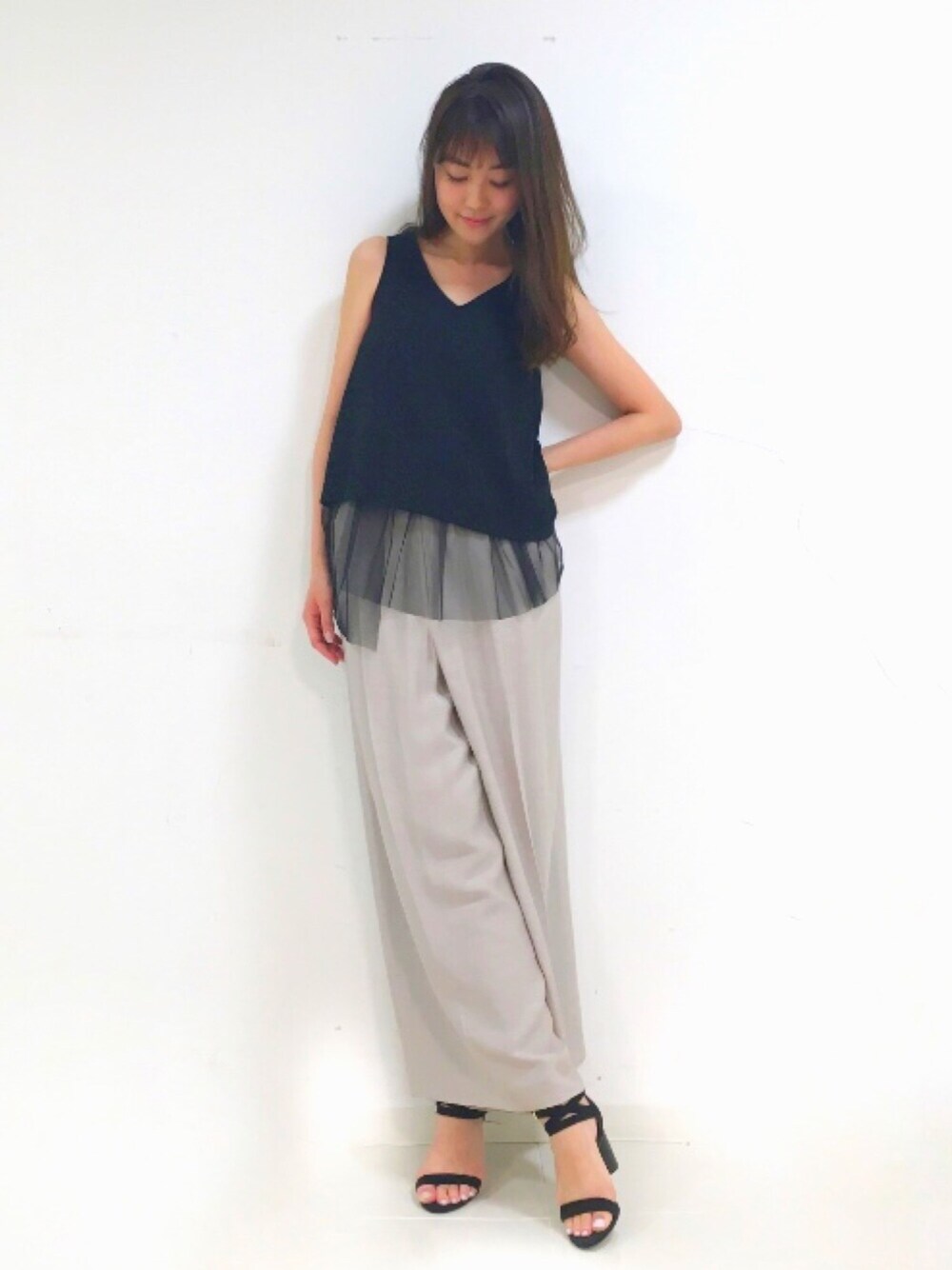 「シンプル、spring、ootd、チュール、ブラック、ワイドパンツ、ドロシーズ(DRWCYS)」｜「DRWCYSのエステルモダールイージーパンツ（その他パンツ、ベージュ系）」を使った、はらだゆかさん（レディース・160cm）の春コーディネートの1枚目の写真