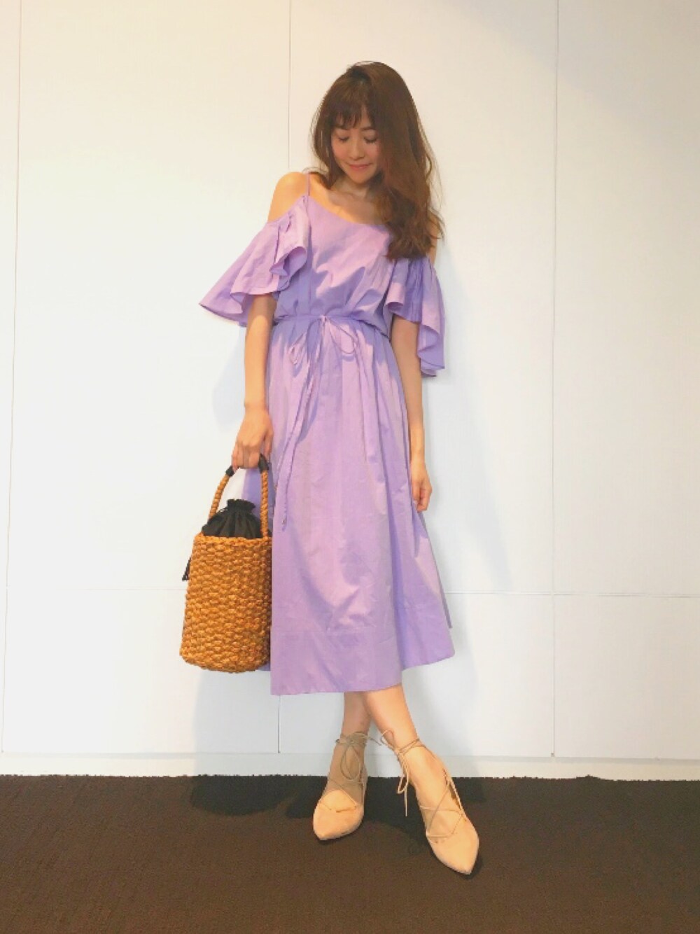 「春コーデ、春、ワンピース、オフショル、パープル、オフショルダー、リゾートスタイル、ドロシーズ(DRWCYS)」｜「DRWCYSのカラーシャンブレーラッフルワンピース（ワンピース、パープル系）」を使った、はらだゆかさん（レディース・160cm）の春コーディネートの1枚目の写真
