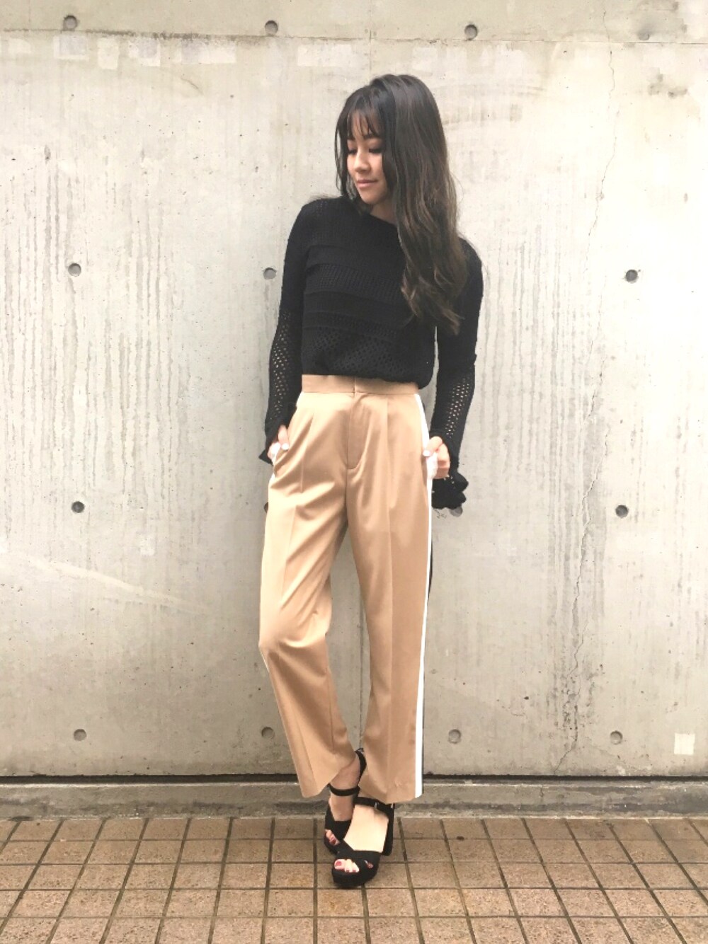 「カジュアル、春コーデ、オトナカジュアル、ブラック、ラフ、サンダル、ラインパンツ、ドロシーズ(DRWCYS)」｜「DRWCYSの透かし編みフレアニットトップス（ニット/セーター、ブラック系）」を使った、はらだゆかさん（レディース・160cm）の春コーディネートの1枚目の写真