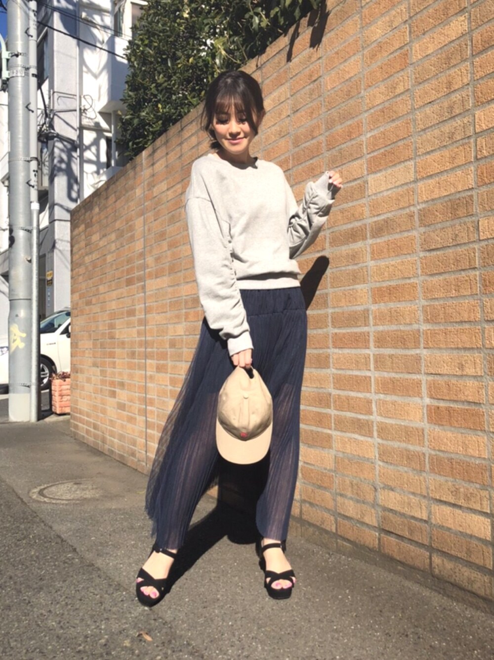 「シンプルコーデ、大人カジュアル、オトナ女子、スポーツミックス、スポーティ、スウェット、チュールスカート、ドロシーズ(DRWCYS)」｜「DRWCYSのシャーリングスウェットプルオーバー（スウェット、グレー系）」を使った、はらだゆかさん（レディース・160cm）の春コーディネートの1枚目の写真