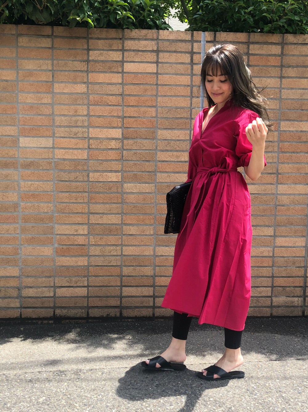 「シンプルコーデ、大人カジュアル、ピンク、黒スキニー、フラットサンダル、ブラックコーデ、スリット、ワンピース、レイヤードスタイル、ドロシーズ(DRWCYS)」｜「DRWCYSの綿ローンサイドスリットワンピース（ワンピース、ピンク系）」を使った、はらだゆかさん（レディース・160cm）の夏コーディネートの1枚目の写真