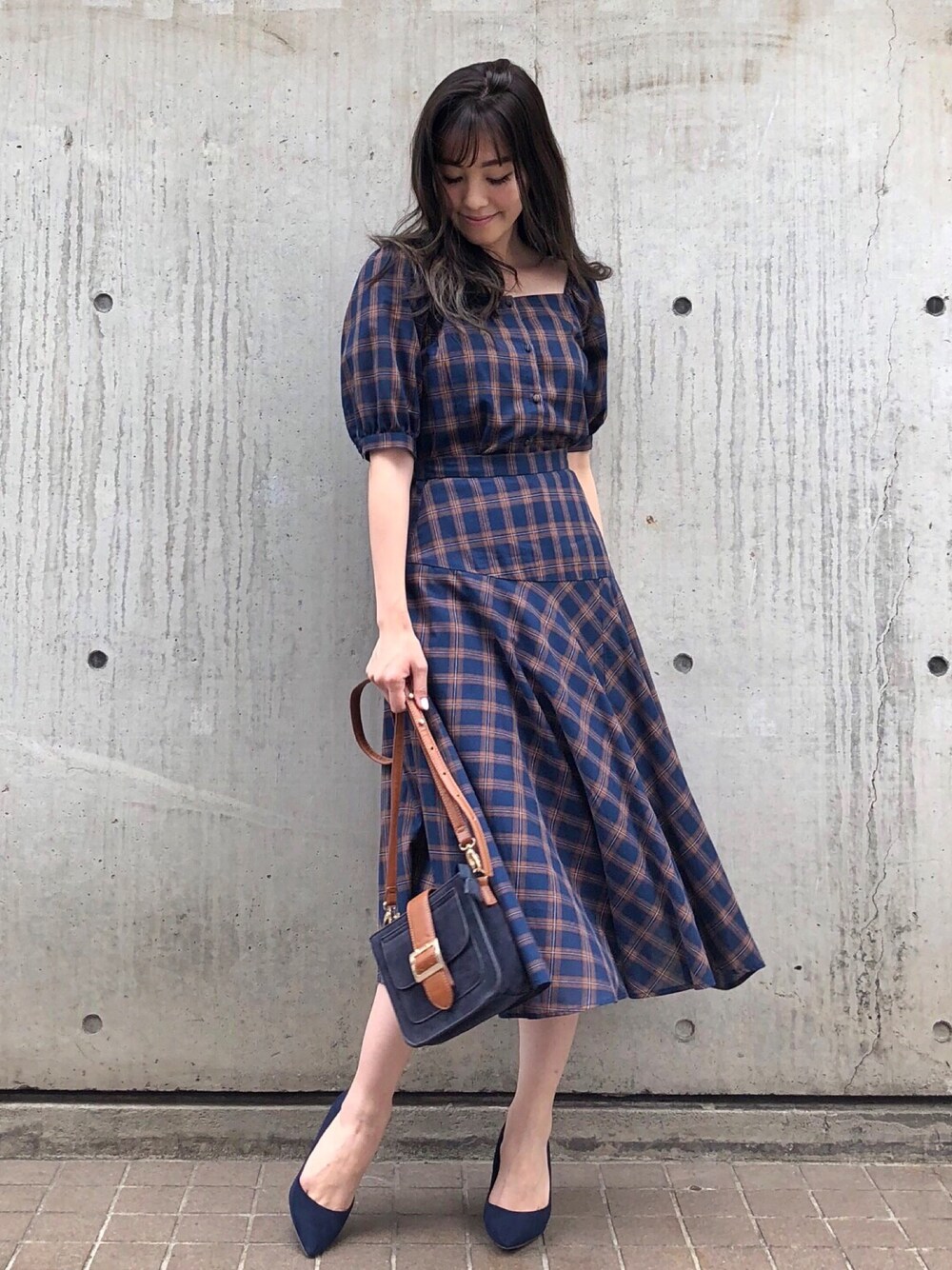 「大人コーデ、チェック、チェックスカート、オフショル、ネイビー、スカート、フレアスカート、パフスリーブ、パンプス、ドロシーズ(DRWCYS)」｜「DRWCYSのチェックパフスリーブブラウス（シャツ/ブラウス、ブルー系）」を使った、はらだゆかさん（レディース・160cm）の夏コーディネートの1枚目の写真