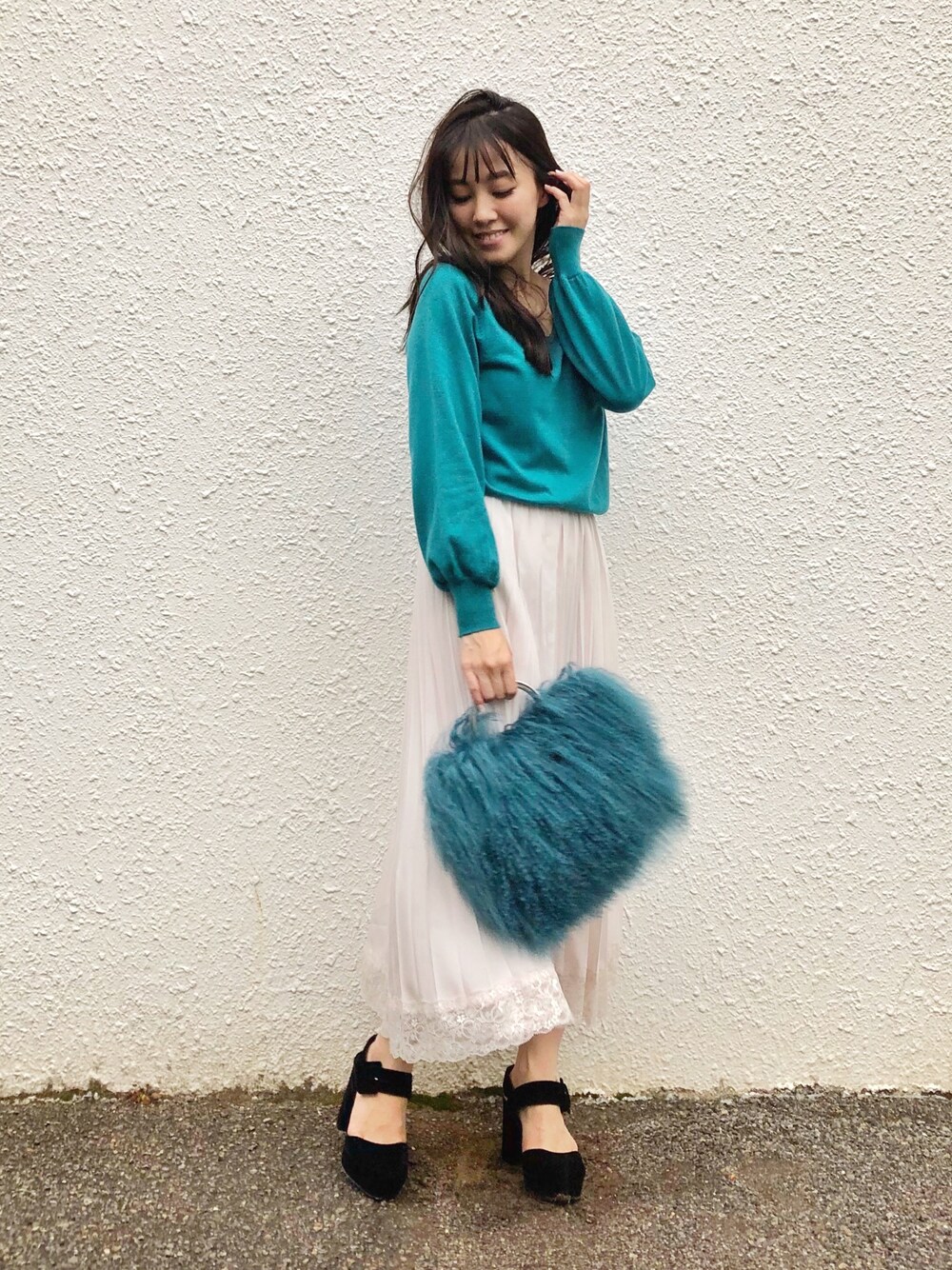 「秋のコーデ、秋服、カシミヤ、ニット、スカート、スカートスタイル、プリーツスカート、レース、ターコイズブルー、ドロシーズ(DRWCYS)」｜「DRWCYSのカシミヤ混デコルテ2wayニットトップス（ニット/セーター、ブルー系）」を使った、はらだゆかさん（レディース・160cm）の秋コーディネートの1枚目の写真