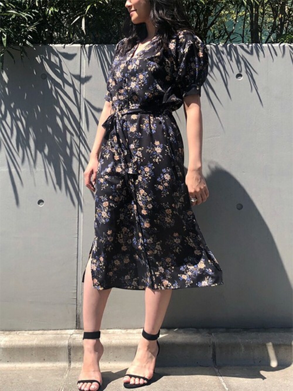 「ワンピース、花柄、ガウン、レトロ、大人女子、ドロシーズ(DRWCYS)、DRWCYS、大人ガーリー」｜「DRWCYSのレトロフラワーガウンワンピース（ワンピース、ブルー系）」を使った、はらだゆかさん（レディース・160cm）の春コーディネートの1枚目の写真
