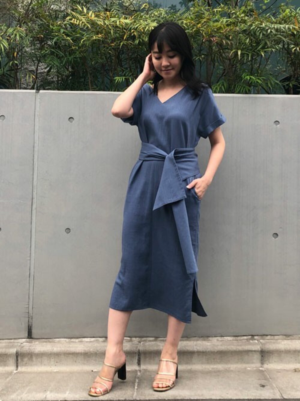「ブルー、サンダル、きれいめカジュアル、ナチュラルスタイル、夏コーデ、ドロシーズ(DRWCYS)、ラクチンコーデ、DRWCYS、リネンワンピース、ウエストリボン」｜「DRWCYSのリネンライクデザインベルトワンピース（ワンピース、ブルー系）」を使った、はらだゆかさん（レディース・160cm）の夏コーディネートの1枚目の写真