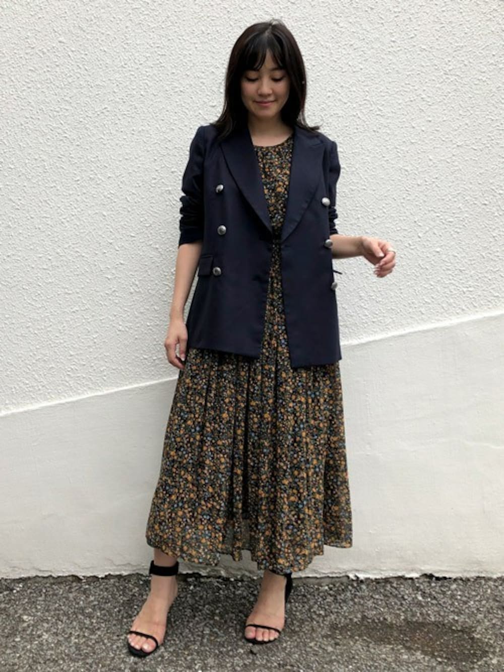 「ジャケット、オーバーサイズ、フラワープリント、ダブルジャケット、小花柄、花柄ワンピース、ドロシーズ(DRWCYS)、DRWCYS、秋コーデ、2019AW」｜「DRWCYSのダブルジャケット（テーラードジャケット、ブルー系）」を使った、はらだゆかさん（レディース・160cm）の夏コーディネートの1枚目の写真