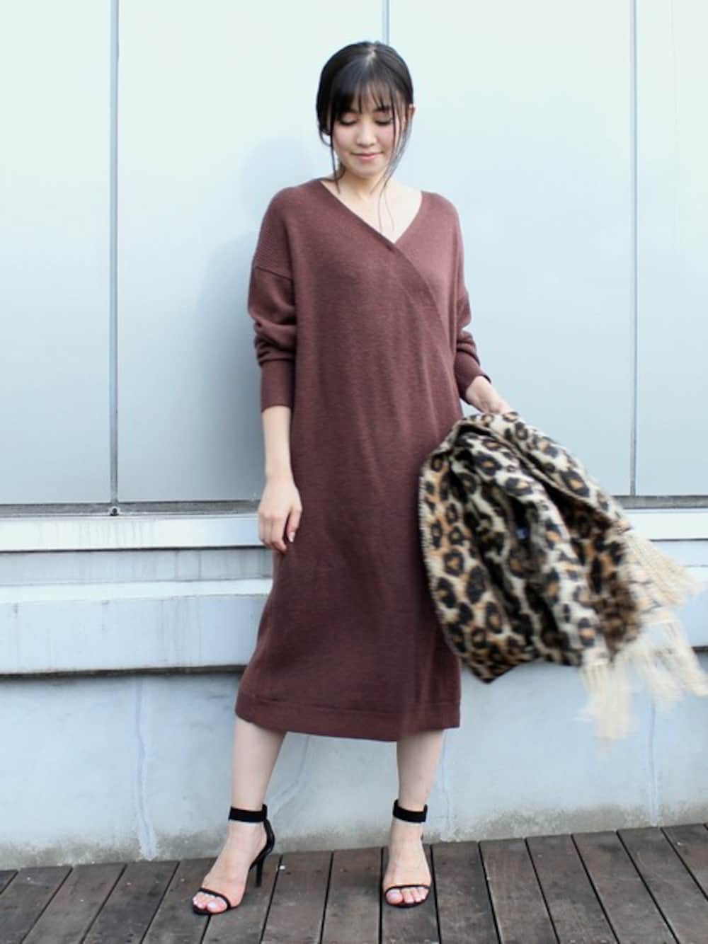 「カシュクール、ストール、レオパード、ニットワンピース、ひょう柄、ブラウン、ドロシーズ(DRWCYS)、ブラウンコーデ、DRWCYS、カシュクールワンピース」｜「DRWCYSのカシュクールニットワンピース（ワンピース、ブラウン系）」を使った、はらだゆかさん（レディース・160cm）の夏コーディネートの1枚目の写真
