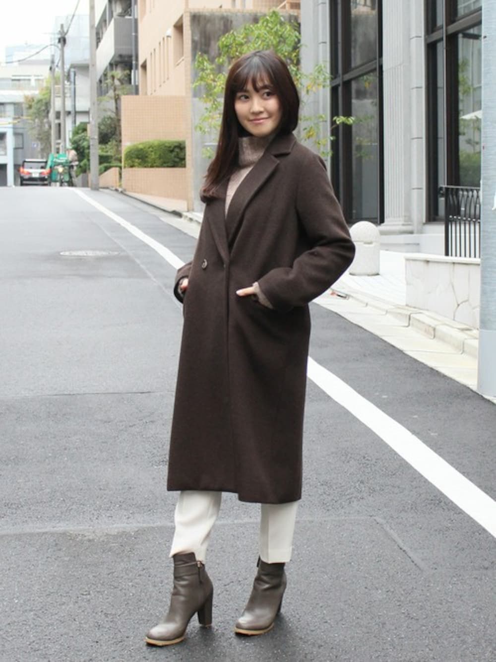 「コート、チェスターコート、ショートブーツ、タートルネック、ロングコート、タートルネックニット、ホワイトパンツ、パンツスタイル、ドロシーズ(DRWCYS)、DRWCYS」｜「DRWCYSのチェスターコート（チェスターコート、ブラウン系）」を使った、はらだゆかさん（レディース・160cm）の冬コーディネートの1枚目の写真