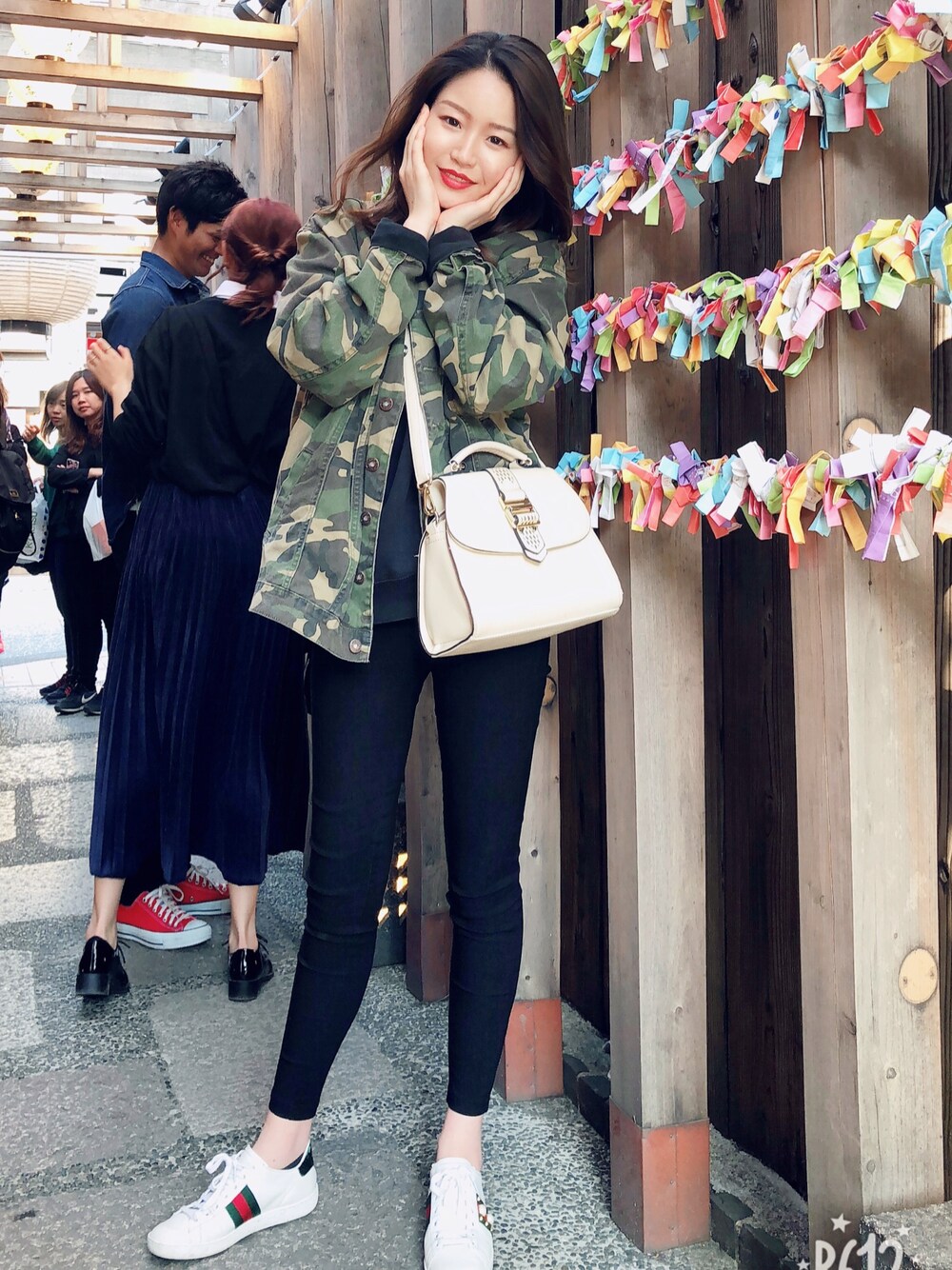 「春、スニーカー、刺繍」｜「Candy Stripperのアイテム（ミリタリージャケット、グリーン系）」を使った、Goen_酱さん（レディース・161cm）の春コーディネートの1枚目の写真