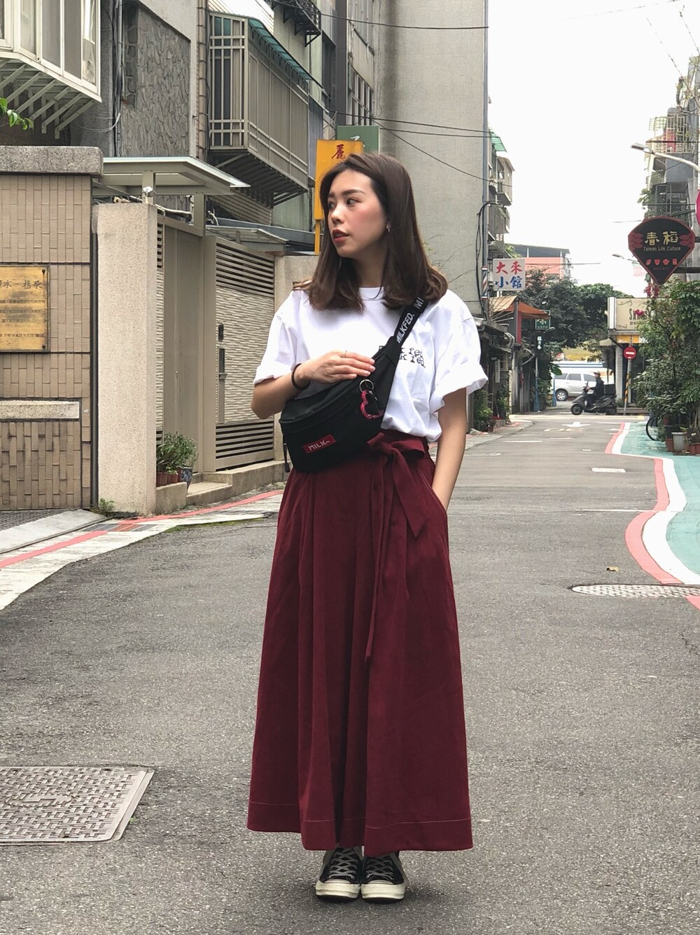 「girl、BEAMS、BEAMSHEART、MILKFED.、converse、1970s」｜「BEAMS HEARTのアイテム（パンツ、レッド系）」を使った、Mimi Tsaiさん（レディース・159cm）の春コーディネートの1枚目の写真