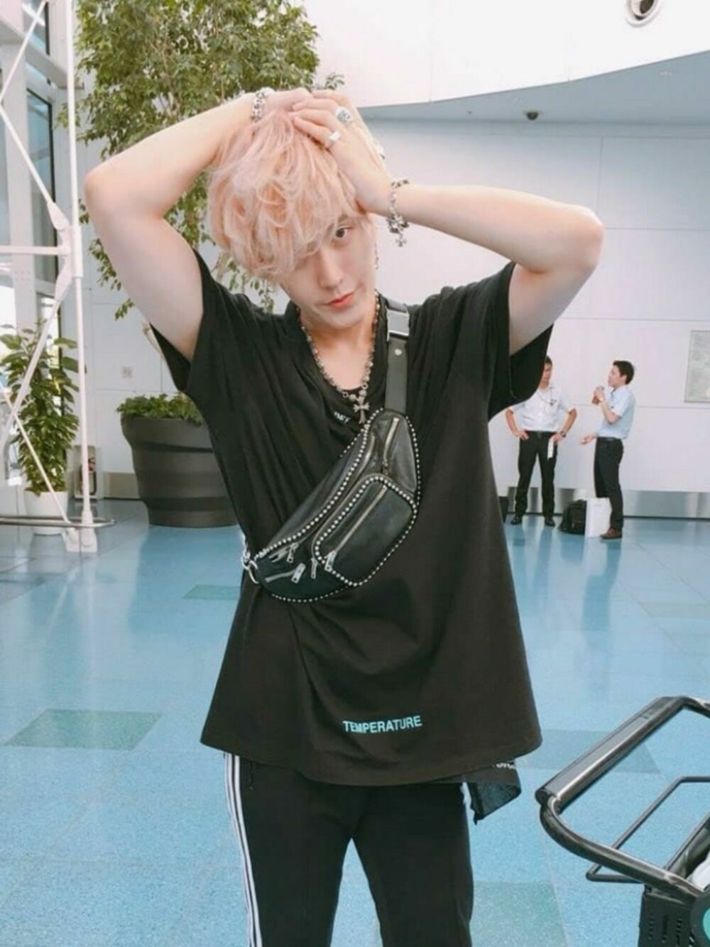 「streetstyle、韓国ファッション、シンガー、Alexander Wang、adidas、off white、Chrome Hearts」｜「Chrom Heartsのアイテム（アクセサリー、シルバー系）」を使った、semaさん（メンズ・177cm）の夏コーディネートの1枚目の写真