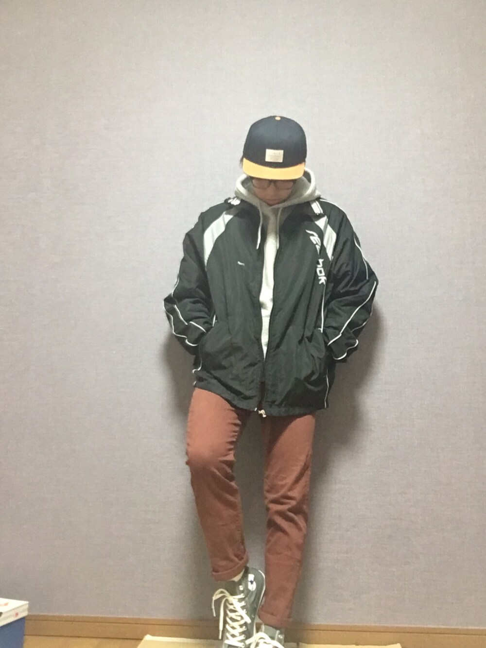 「シンプルおしゃれが好き、ストリート、ストリート系、グレー×ブラウン、コンバース、おしゃれさんと繋がりたい、ストリート好きと繋がりたい」｜「古着のアイテム（ナイロンジャケット、ブラック系）」を使った、こた@さん（メンズ・168cm）の秋コーディネートの1枚目の写真