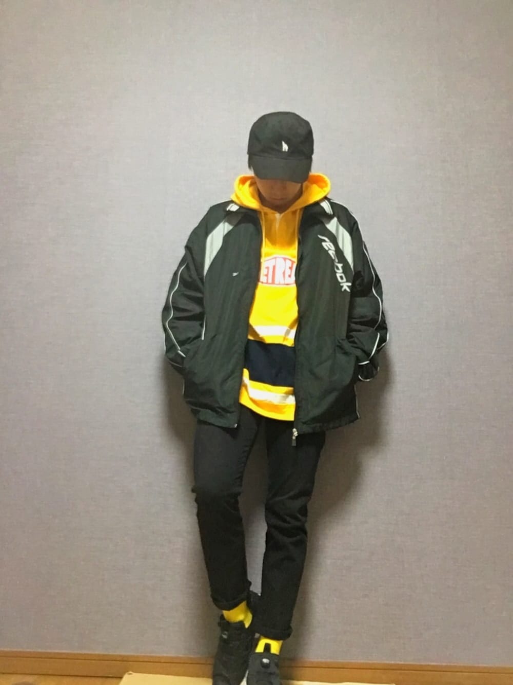 ナイロンジャケットを使った「黒×黄色」の人気ファッション