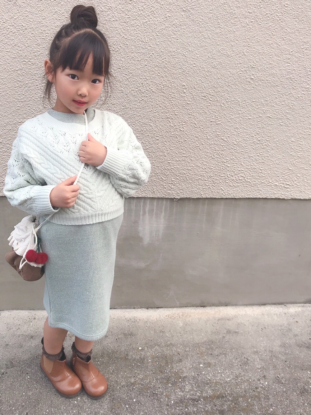 「キッズコーデ、むすめ服、おんなのこコーデ、petit main」｜「petit mainのアイテム（ワンピース、グリーン系）」を使った、noaさん（キッズ・110cm）の冬コーディネートの1枚目の写真